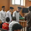 Enam terdakwa berjalan untuk menjalani sidang putusan dalam kasus aksi demonstrasi dan kerusuhan