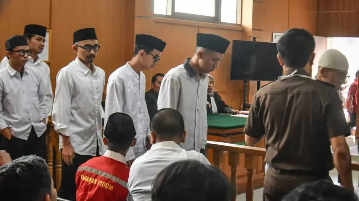 Vonis Terdakwa Demonstrasi Agustus-September 2025, Dua Orang Dijatuhi Hukuman 2 Tahun Enam terdakwa berjalan untuk menjalani sidang putusan dalam kasus aksi demonstrasi dan kerusuhan