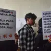 Massa simpatisan mengacungkan poster selama sidang putusan untuk enam terdakwa dalam kasus aksi demonstrasi