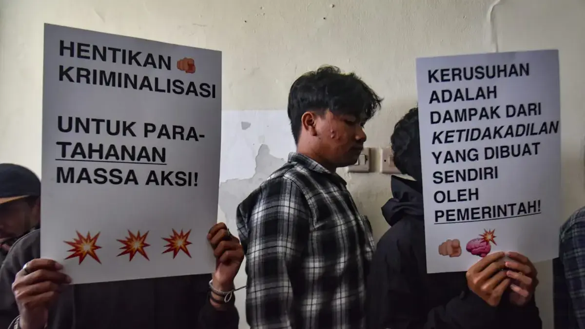 Massa simpatisan mengacungkan poster selama sidang putusan untuk enam terdakwa dalam kasus aksi demonstrasi