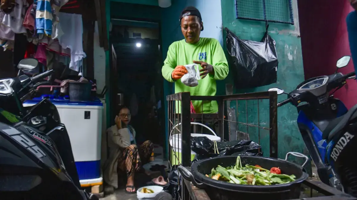 Petugas pemilahanan dan pengolah sampah (Gaslah) menjemput sampah organik dari rumah ke rumah
