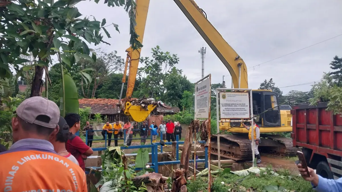 Situasi pembersiham Dam Cikaret, Cibinong. Foto: Regi