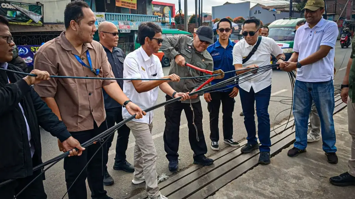 Kabel Bertumpuk di Tiang Jalan, Diskominfotik Bandung Barat Lakukan Penataan Bertahap