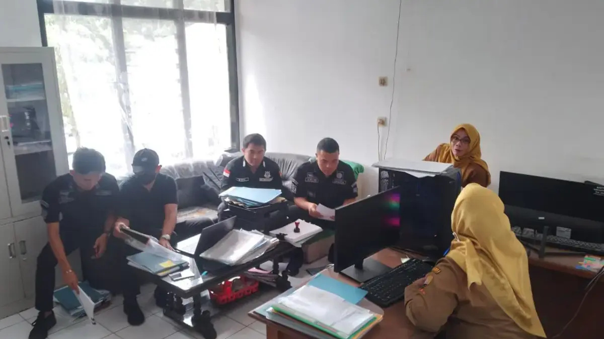 Kantor Kesbangpol Sumedang Digeledah Tim Pidsus Kejari, ASN Gugup! Kantor Kesbangpol Sumedang Digeledah Tim Pidsus Kejari, ASN Gugup!