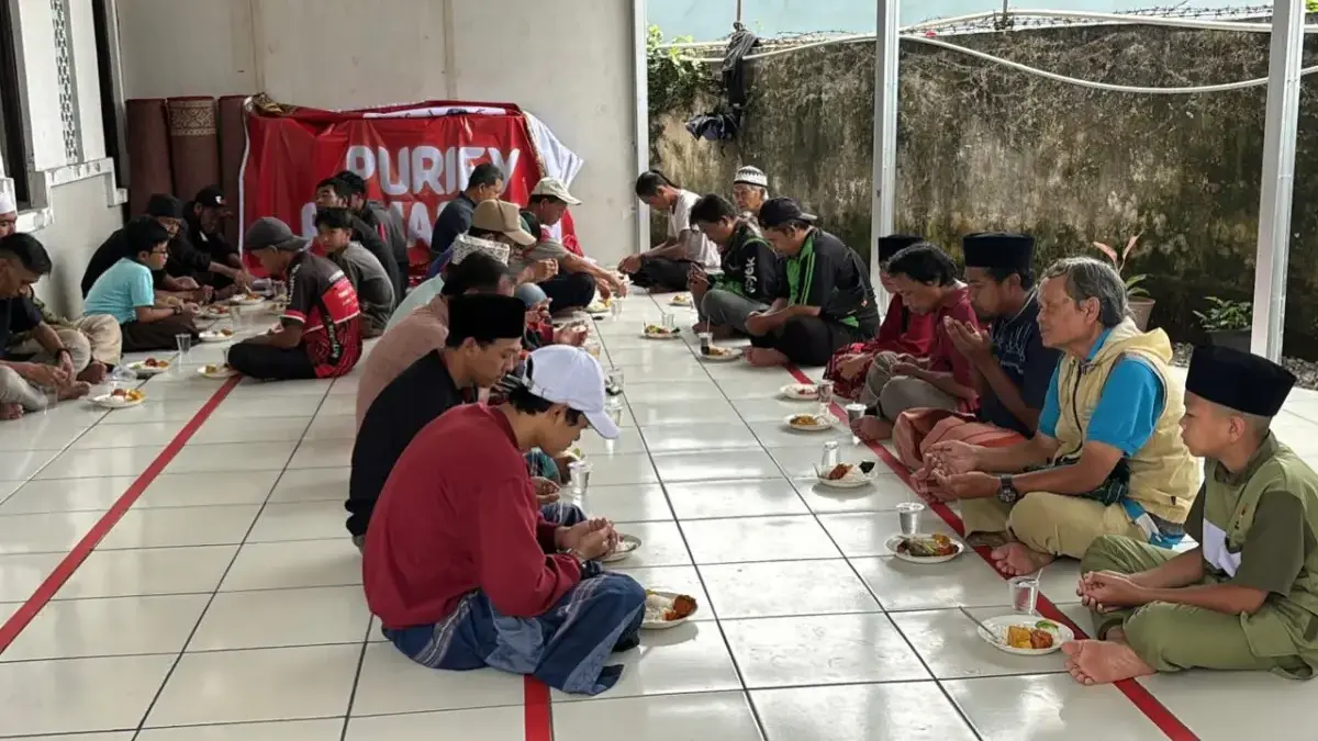 Masjid Pemuda Al-Hamro di Jalan Raya Cicalengka - Majalaya, Desa Bojong, Kecamatan Majalaya, Kabupaten Bandung