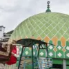 Pengurus masjid menjemur sajadah di area Masjid Mungsolkanas, Jalan Cihampelas, Kota Bandung, Selasa (24/2)