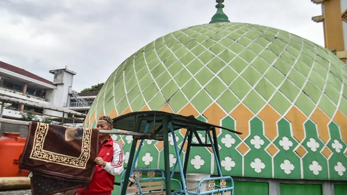 Menilik Masjid Mungsolkanas di Gang Cihampelas Pengurus masjid menjemur sajadah di area Masjid Mungsolkanas, Jalan Cihampelas, Kota Bandung, Selasa (24/2)