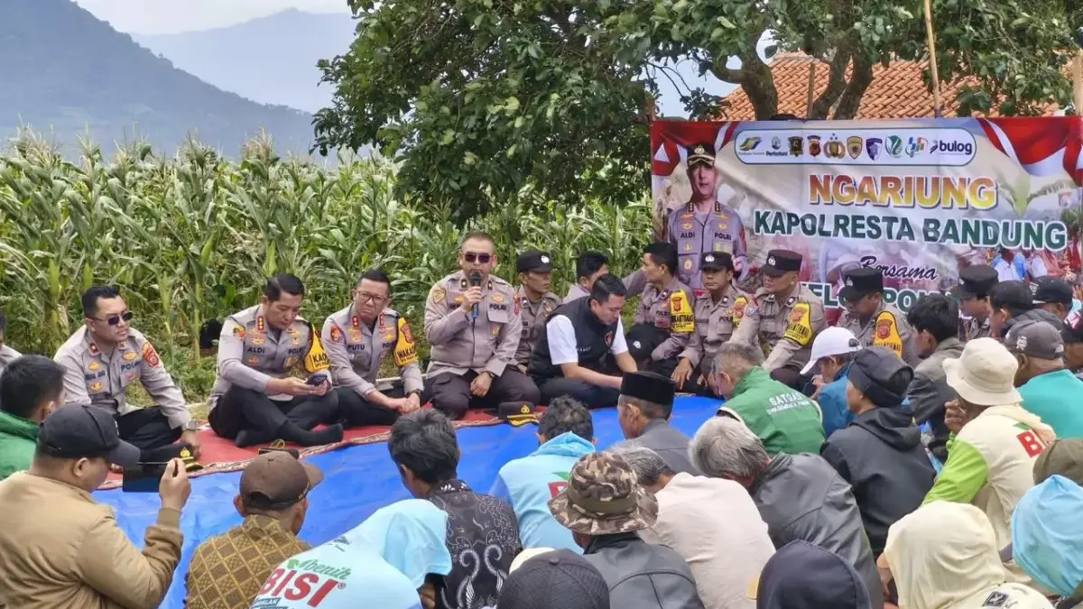 Kapolresta Bandung, Kombes Pol Aldi Subartono, menyalurkan 640 kilogram bibit jagung dan 15 ton pupuk