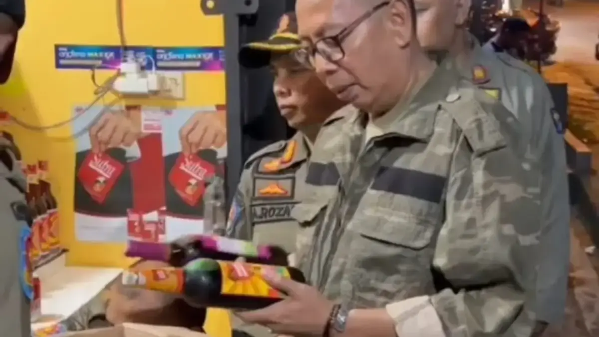 Kepala Satpol PP Kota Bogor, Pupung Purnama bersama anggota saat melakukan inspeksi mendadak (sidak) ke sebuah