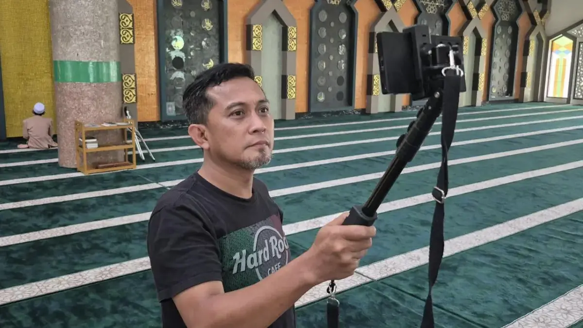 Surya Firmansyah (50), warga Bekasi, Jawa Barat, telah mengunjungi 249 masjid di 15 provinsi dan 134 kota