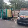 Truk pengangkut ayam yang terguling di Jalan Tegar Beriman