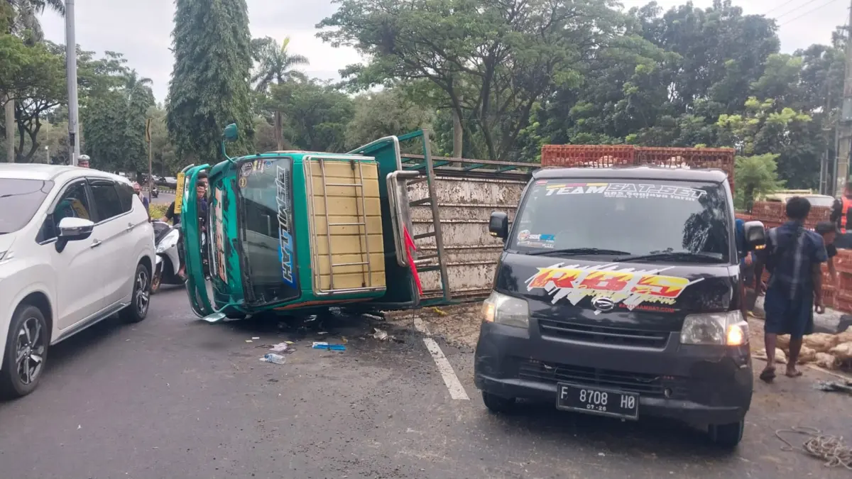 Truk pengangkut ayam yang terguling di Jalan Tegar Beriman