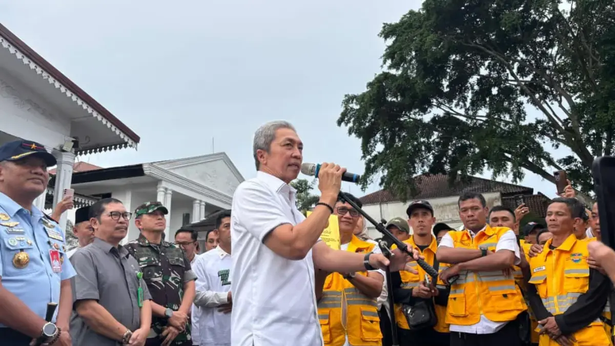 Kota Bogor Raih Predikat Nasional, Siap Melangkah Menuju Era Kota Bersih dan Energi Sampah Wali Kota Bogor, Dedie A. Rachim, b bersama Kepala Dinas Lingkungan Hidup Kota Bogor, Denni Wismanto