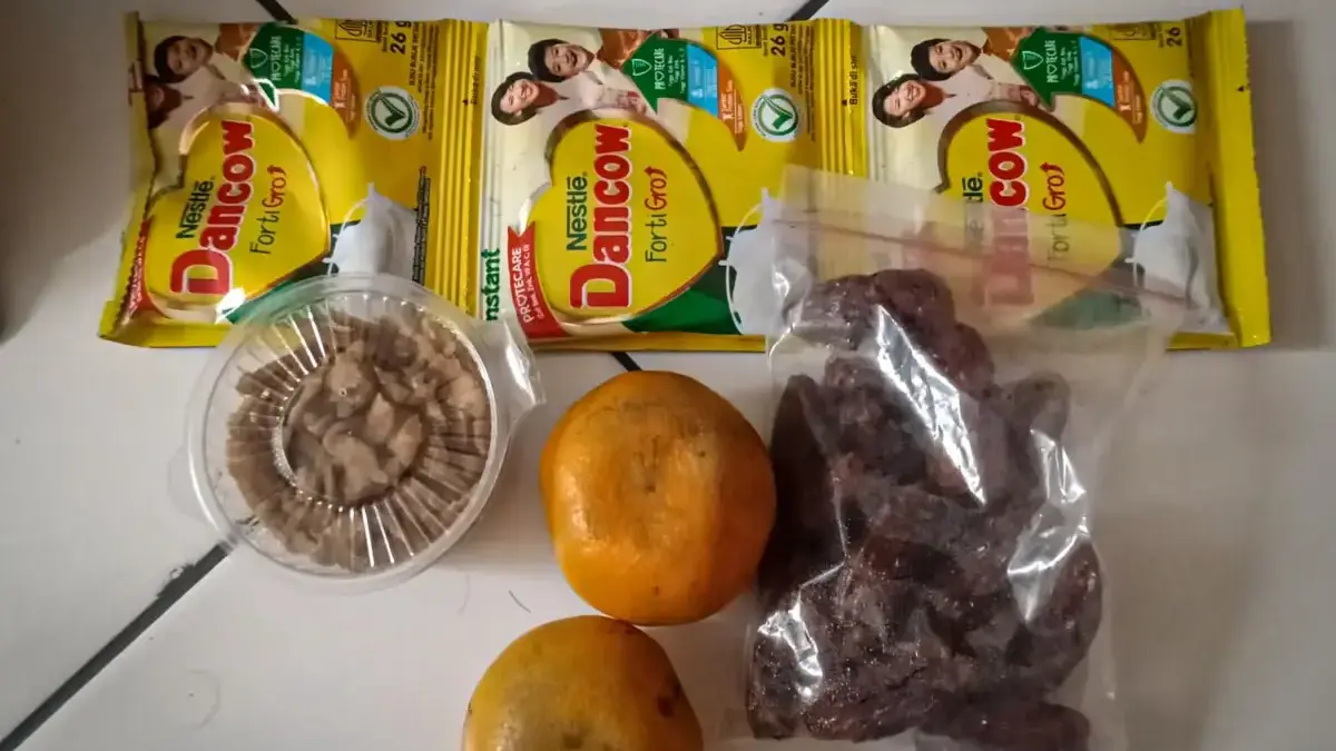 Paket MBG yang diterima siswa di Padalarang terdiri dari ikan petek porsi kecil, kurma, jeruk, dan tiga sachet