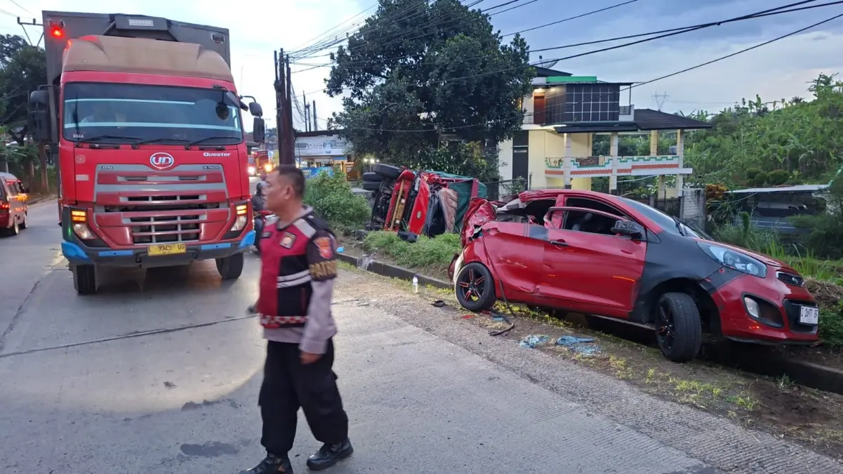Kecelakaan lalu lintas di Jalan Raya Bandung-Sumedang, tepatnya di wilayah Dusun Tunggul Hideung RT02/RW09, De