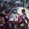 Ilustrasi: Pelajar SD membeli makanan saat waktu istirahat di sekolah di Kota Bandung. Foto: Dimas Rachmatsyah