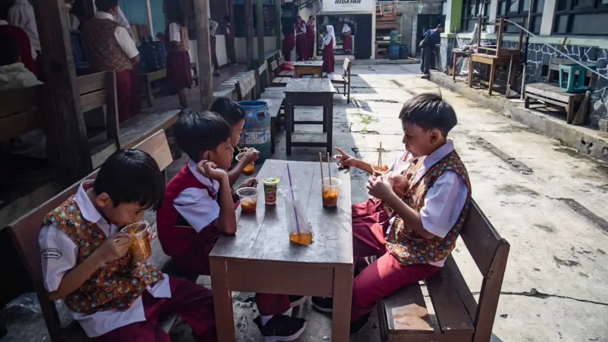 Terapkan Perwal Ekosistem Pangan Sehat di Sekolah, Pemkot Bandung Batasi Jajanan Tinggi Gula Ilustrasi: Pelajar SD membeli makanan saat waktu istirahat di sekolah di Kota Bandung. Foto: Dimas Rachmatsyah