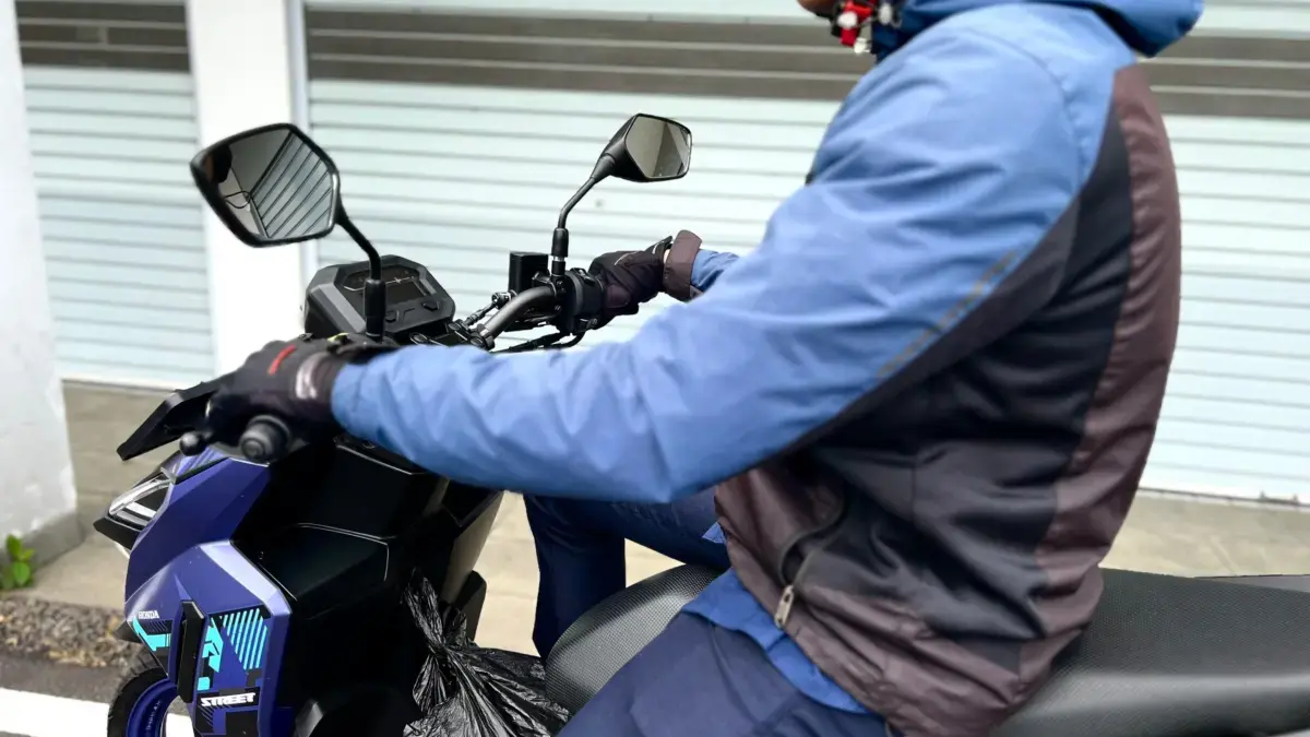 Jangan Menggantungkan Barang pada Kemudi Sepeda Motor Jangan Menggantungkan Barang pada Kemudi Sepeda Motor