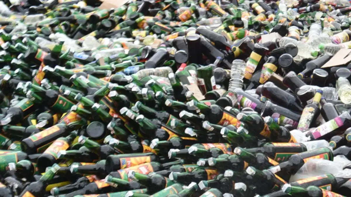 Ilustrasi: Ribuan botol minuman keras yang disita dan dimusnahkan di Kota Bandung beberapa waktu lalu. Foto: D