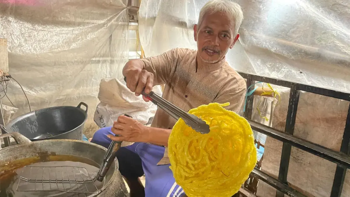 Di Balik Gurihnya Kerupuk Mie Kuning, Asa Saepudin Tak Pernah Padam Saepudin (60) tengah membuat kerupuk mie kuning di dapur sempitnya, menjaga kerenyahan dan kualitas tiap kepin