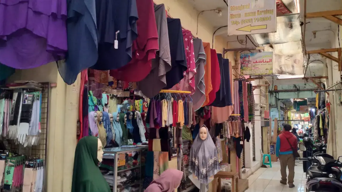 Pedagang Pakaian di Pasar Banjar Mengeluh, Omset Ramadan Jauh dari Harapan Kios pedagang pakaian di Pasar Banjar sepi dari pembeli, Kamis (26/2/2026). Omset para pedagang pakai