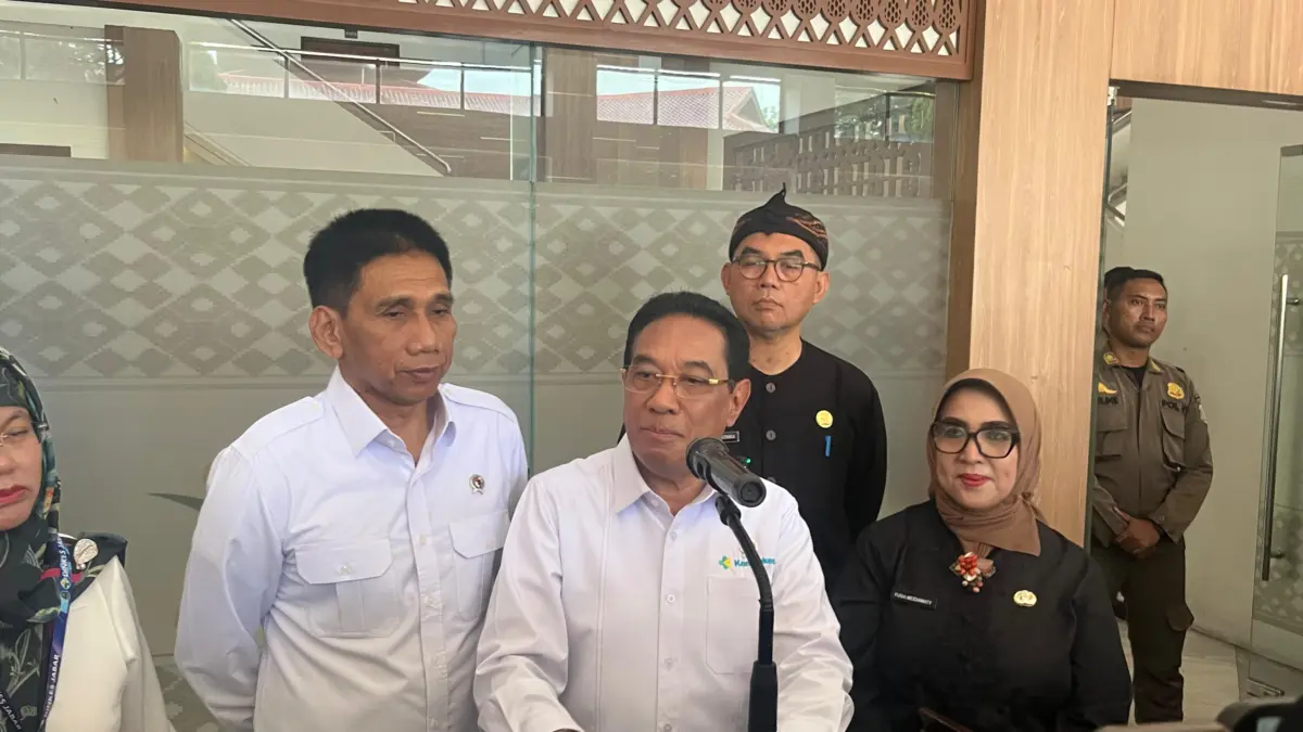 Kemenkes Siapkan Bantuan Uang Tunai dan Beras bagi Pasien TBC Wamenkes Benjamin Paulus saat memberikan keterangan. Foto: Regi