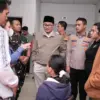 Wakil Wali Kota Cimahi, Adhitia Yudhistira saat Meninjau Korban di RSUD Cibabat yang Diduga Keracunan usai mak