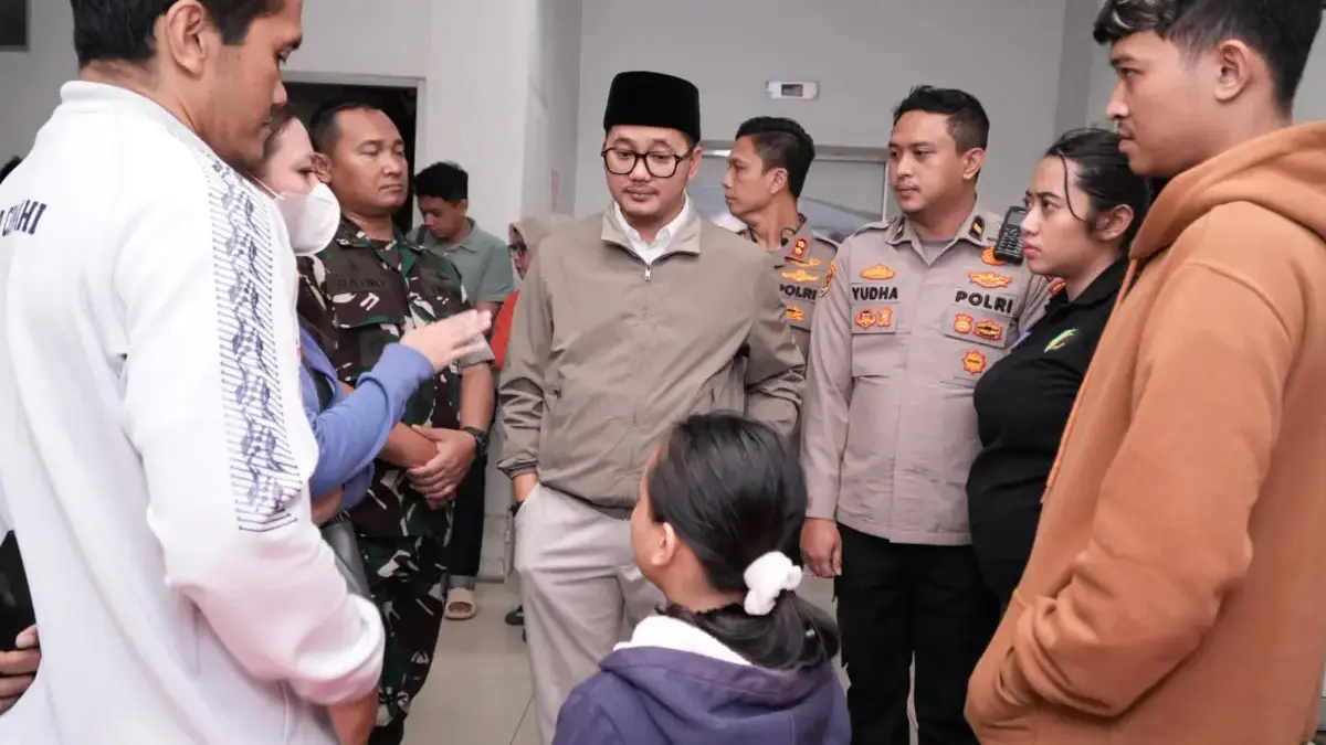 Wakil Wali Kota Cimahi, Adhitia Yudhistira saat Meninjau Korban di RSUD Cibabat yang Diduga Keracunan usai mak