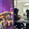 Warga melakukan pendaftaran mudik gratis di Jembatan Penyeberangan Orang (JPO) Jalan Asia Afrika, Kota Bandung