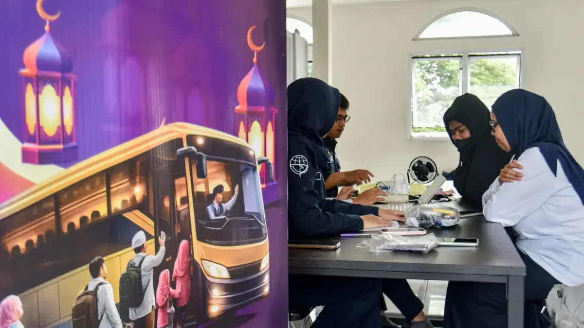 Warga melakukan pendaftaran mudik gratis di Jembatan Penyeberangan Orang (JPO) Jalan Asia Afrika, Kota Bandung