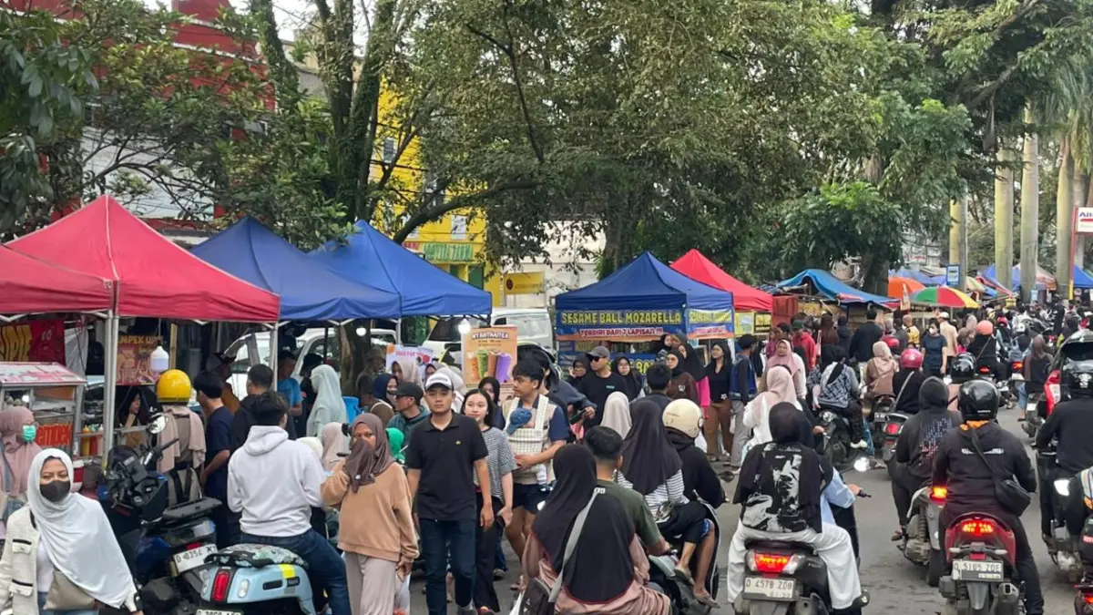 Suasana berbeda terlihat di Jalan Gading Tutuka, Kecamatan Soreang, Kabupaten Bandung, pada Kamis (26/2/2026)