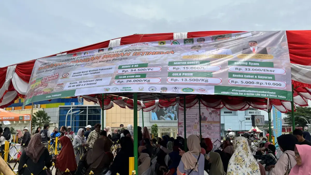 Warga Cibinong ramai-ramai mendatangi sekitar Masjid Nurul Wathon, Kamis (26/2)