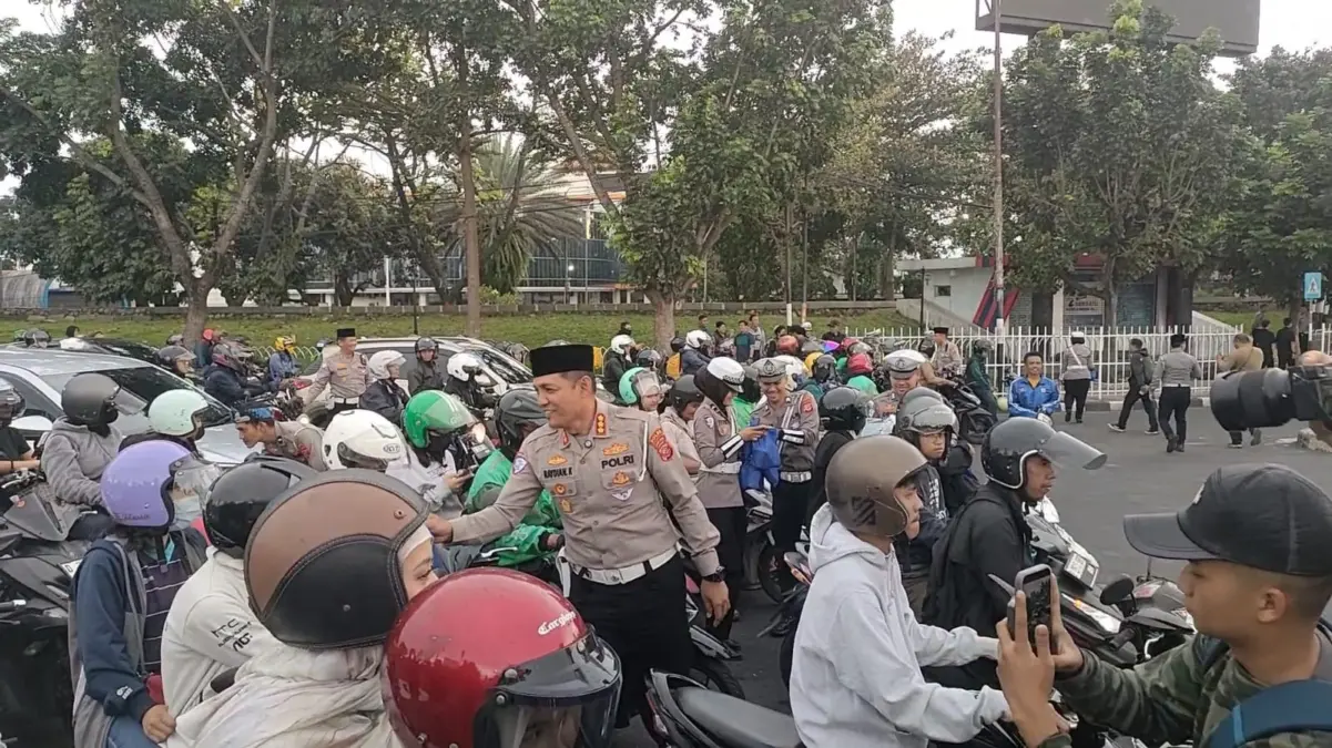 Ditlantas Polda Jabar saat laksanakan kegiatan Polantas Menyapa di Persimpangan Soekarno-Hatta