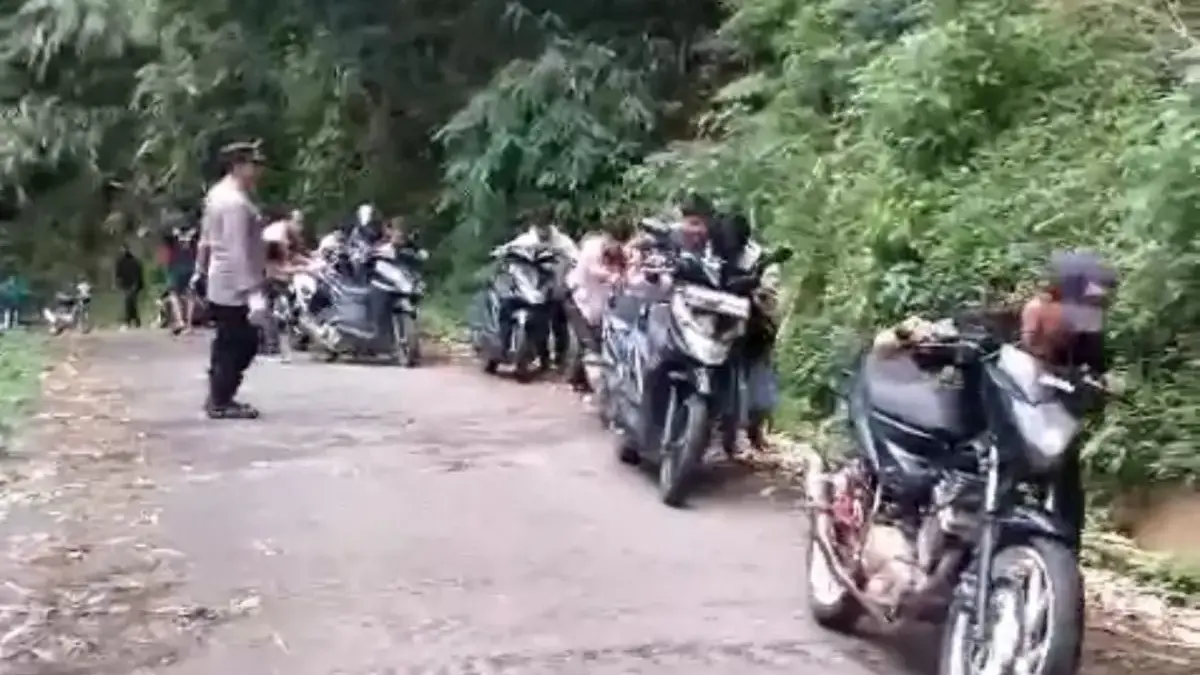 Kocar-Kacir saat Razia! Remaja Peserta Balapan Liar di Ibun Tuntun Motor Menanjak Pemandangan tak biasa terlihat di sekitar Jembatan Kuning Kampung Patrol, Desa Ibun, Kecamatan Ibun