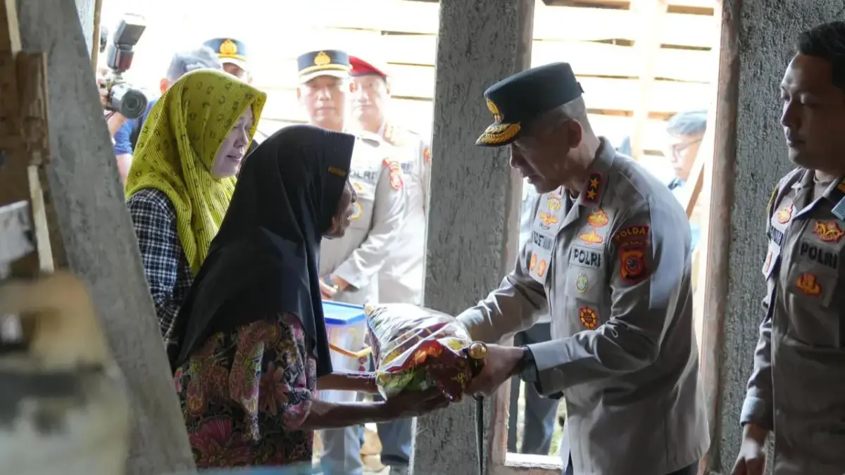 Kapolda Jabar Pantau Pembangunan Rutilahu di Arjasari, Pastikan Warga Dapat Hunian Layak Kapolda Jawa Barat Irjen Pol Rudi Setiawan memantau langsung pembangunan Rumah Tidak Layak Huni (Rutilahu)