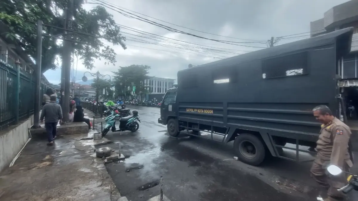 Petugas Satpol PP Kota Bogor berjaga di Jalan Mayor Oking, sekitar Stasiun Bogor, Sabtu (28/2/2026)