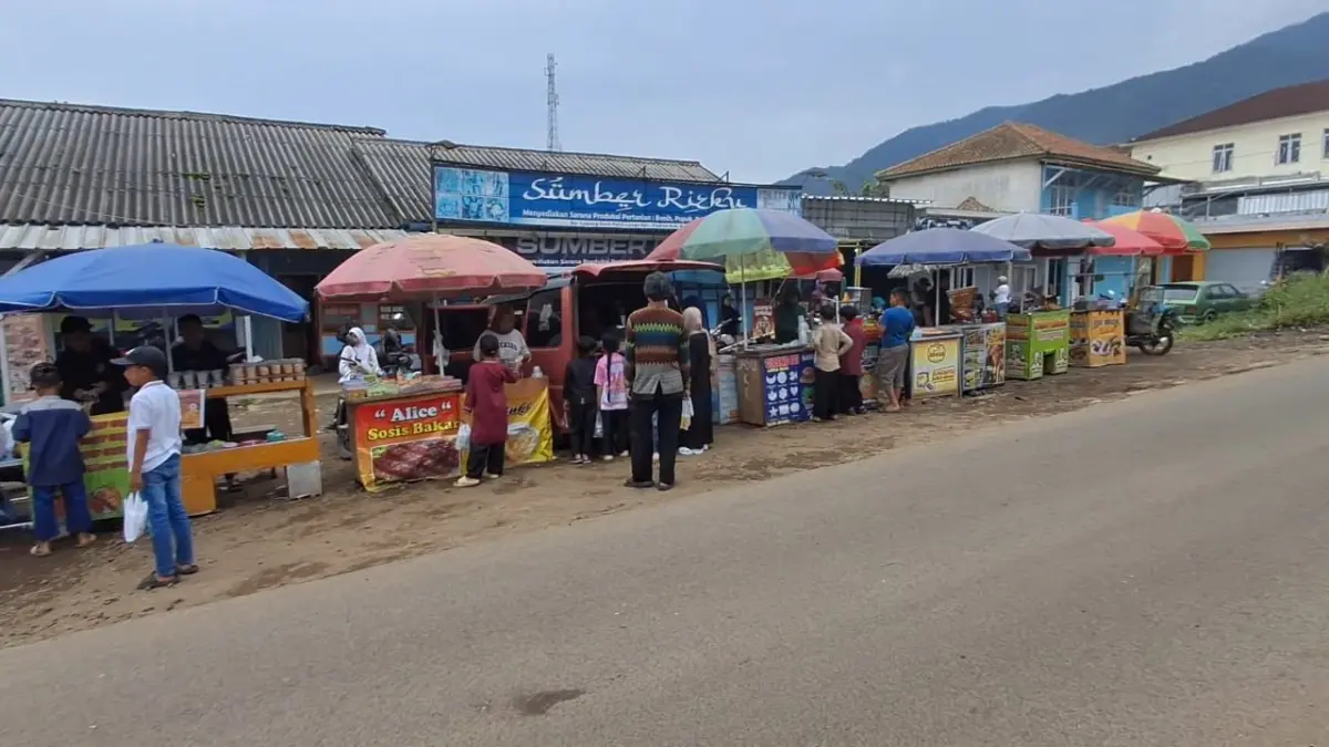 Pemburu Takjil Berkurang, Ramadan di Desa Pasirlangu KBB Terasa Sepi Suasana sepi di lokasi penjualan takjil di Desa Pasirlangu, Kecamatan Cisarua, Kabupaten Bandung Barat