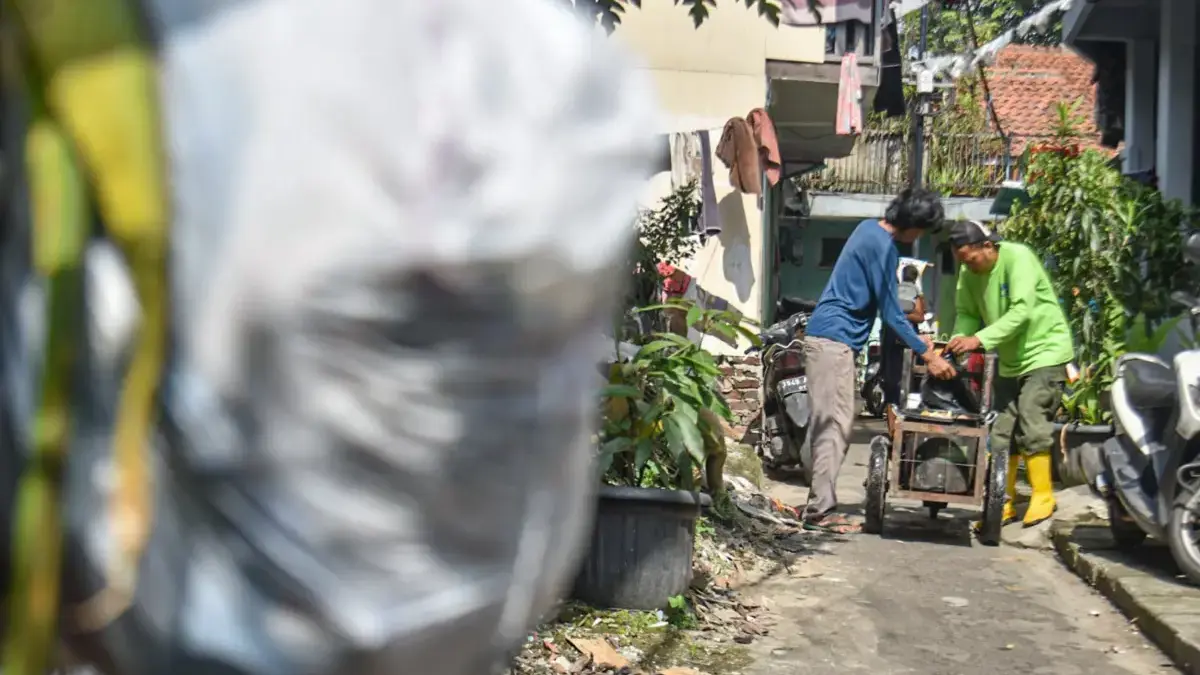 Bandung Percepat Kurangi Ketergantungan TPA, Menteri LH Soroti Peran Warga Petugas pemilahanan dan pengolah sampah (Gaslah) mengambil sampah organik dari rumah warga
