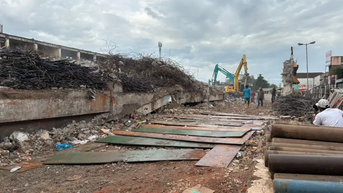 Proses pembongkaran struktur bangunan utama Pasar Bogor di kawasan Kecamatan Bogor Tengah, Kota Bogor