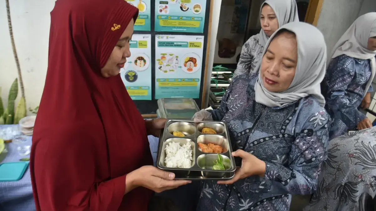 Pembagian MBG untuk balita oleh Kader PKK