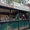 Toko Bubur DPR (Di Bawah Pohon Rindang) di Jalan Katamso, Kota Bandung, menawarkan bubur kanton dengan beragam