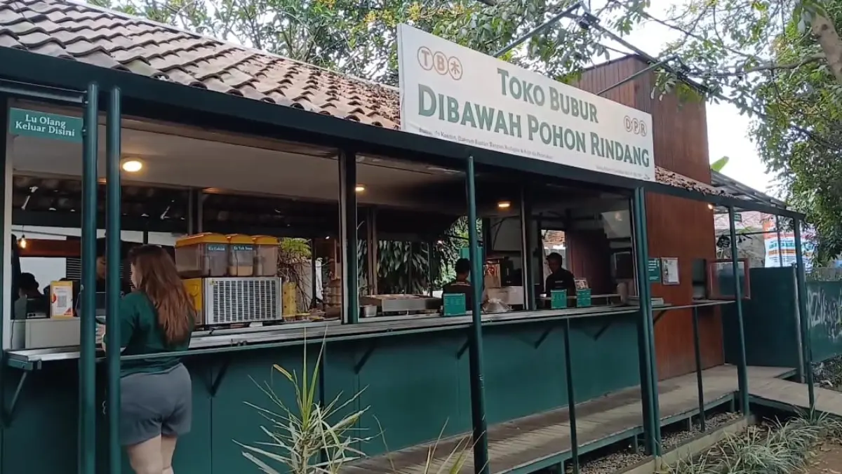 Unik! Toko Bubur DPR di Bandung Tawarkan Sensasi Sarapan di Bawah Pohon Toko Bubur DPR (Di Bawah Pohon Rindang) di Jalan Katamso, Kota Bandung, menawarkan bubur kanton dengan beragam