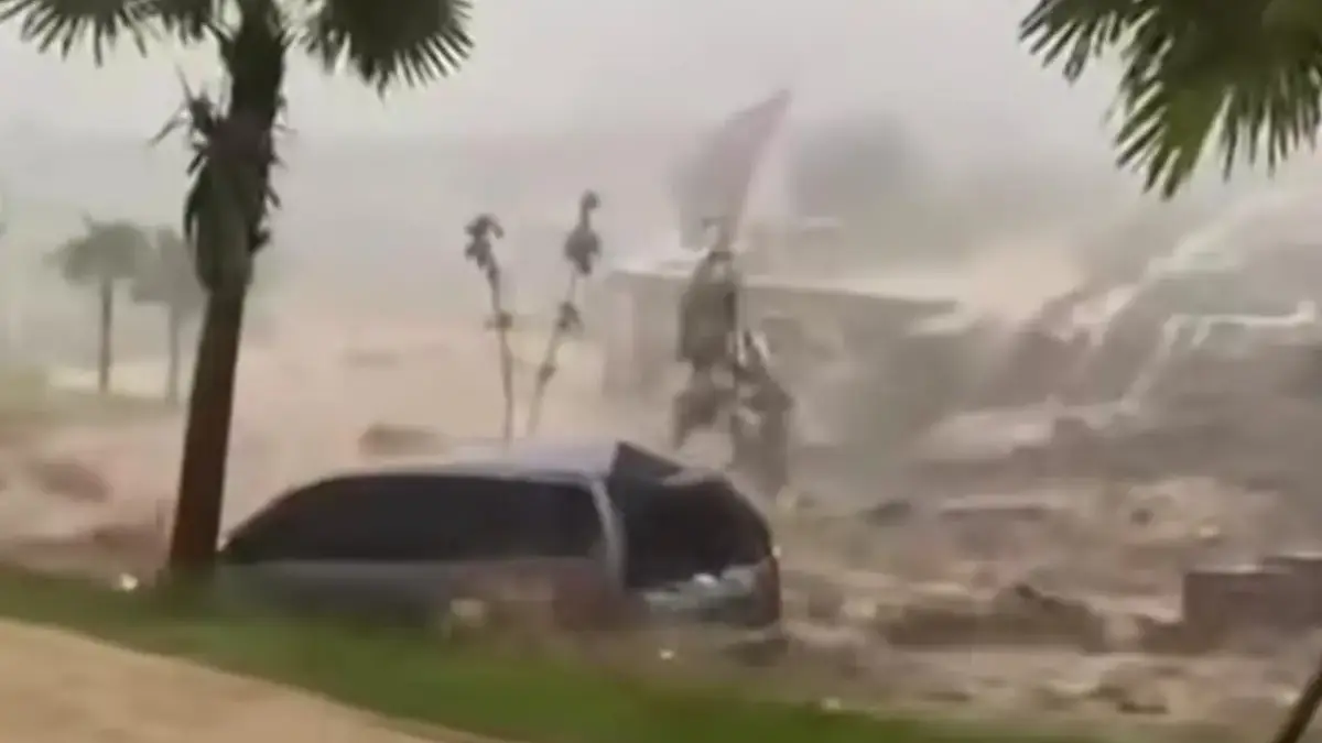 Mobil terseret arus banjir di Babakan Madang. Foto: Warga