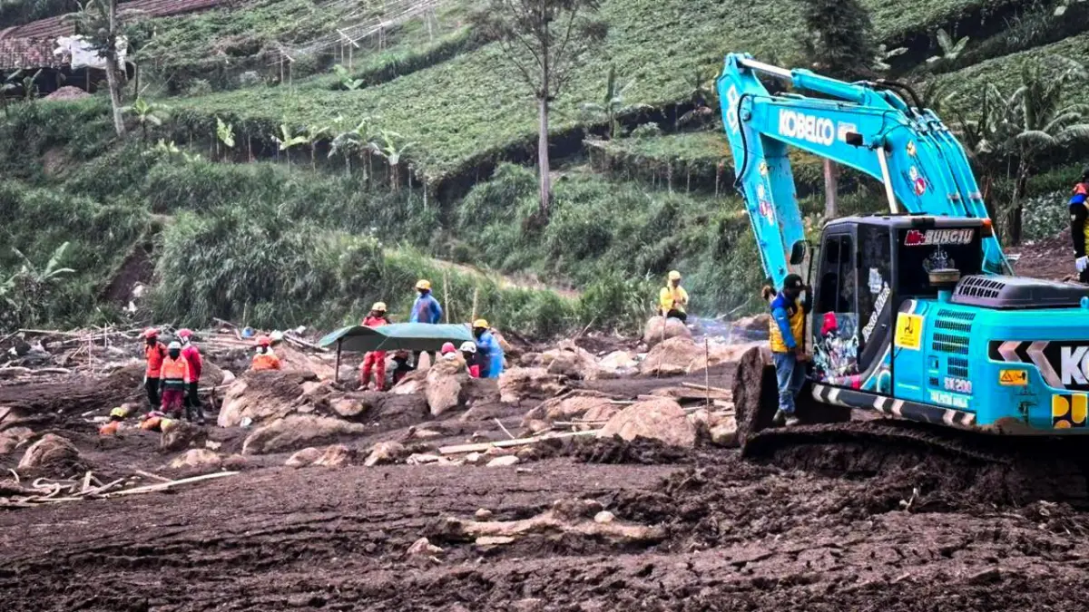 Petugas gabungan masih mencari korban longsor di Desa Pasirlangu, Kecamatan Cisarua, Bandung Barat. Selasa (3/