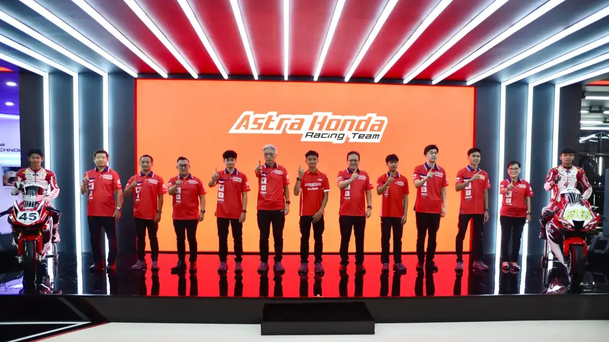 Para pebalap Astra Honda Racing Team (AHRT) beserta jajaran direksi PT Astra Honda Motor (AHM) berfoto bersama