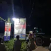 Pihak Satpol PP Kabupaten Bogor saat melakukan penertiban papan iklan di wilayah Babakan Madang. Foto: Satpol