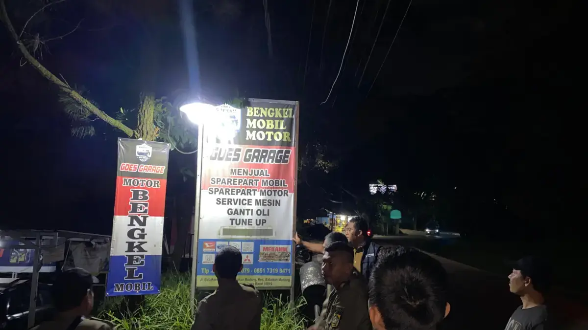 Pihak Satpol PP Kabupaten Bogor saat melakukan penertiban papan iklan di wilayah Babakan Madang. Foto: Satpol