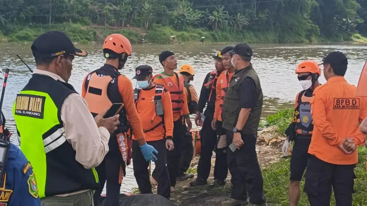 Tim SAR Gabungan saat evakuasi korban terbawa arus yang berhasil ditemukan di hari keempat pencarian dengan ko