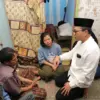 Bupati Bandung Dadang Supriatna saat bertakziah ke salah satu keluarga korban longsor di Kampung Mekarsari, RT
