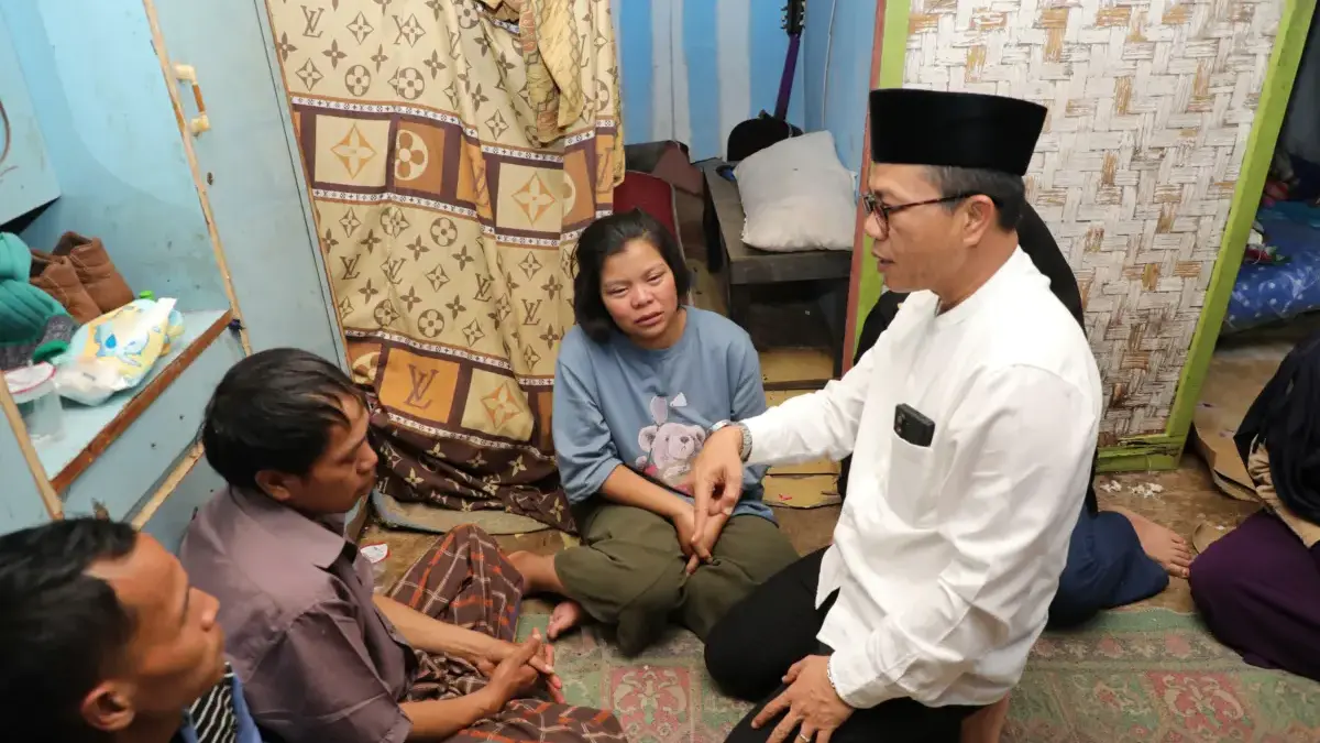Bupati Bandung Dadang Supriatna saat bertakziah ke salah satu keluarga korban longsor di Kampung Mekarsari, RT